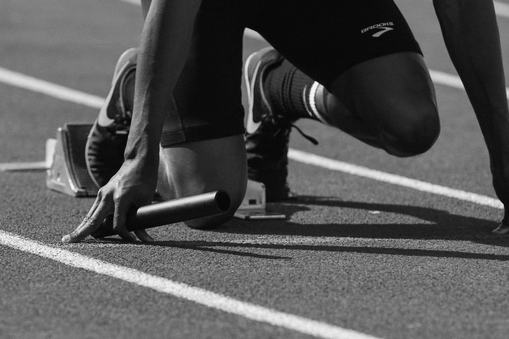 Atleta a punto de comenzar una carrera